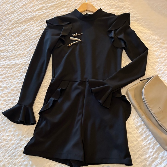 Jumpsuit short black onesie, longue ruffled sleeves, with pockets, open back - Picture 2 of 4